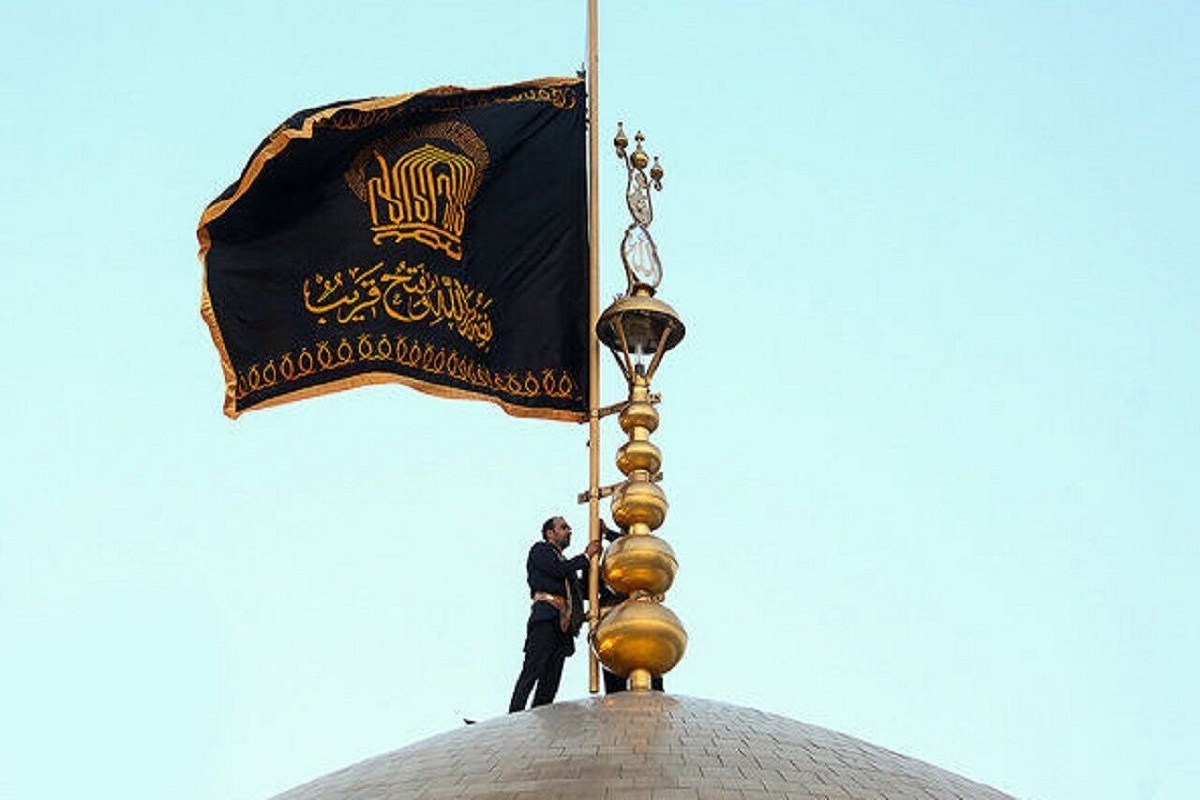 «پرچم سیاه بر بلندای گنبد طلا؛ حرم رضوی در سوگ حسین (ع)»