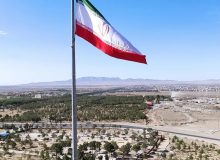 پرچم پرافتخار جمهوری اسلامی ایران بر بلندای بامشار کاشمر برافراشته شد