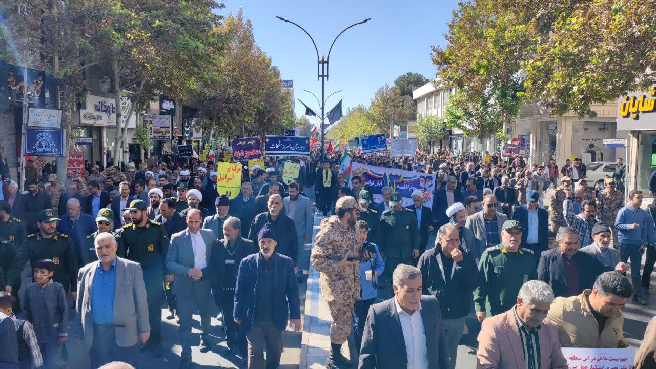 حضور پرشور دانش‌آموزان و مسئولان کاشمری در راهپیمایی یوم‌الله ۱۳ آبان