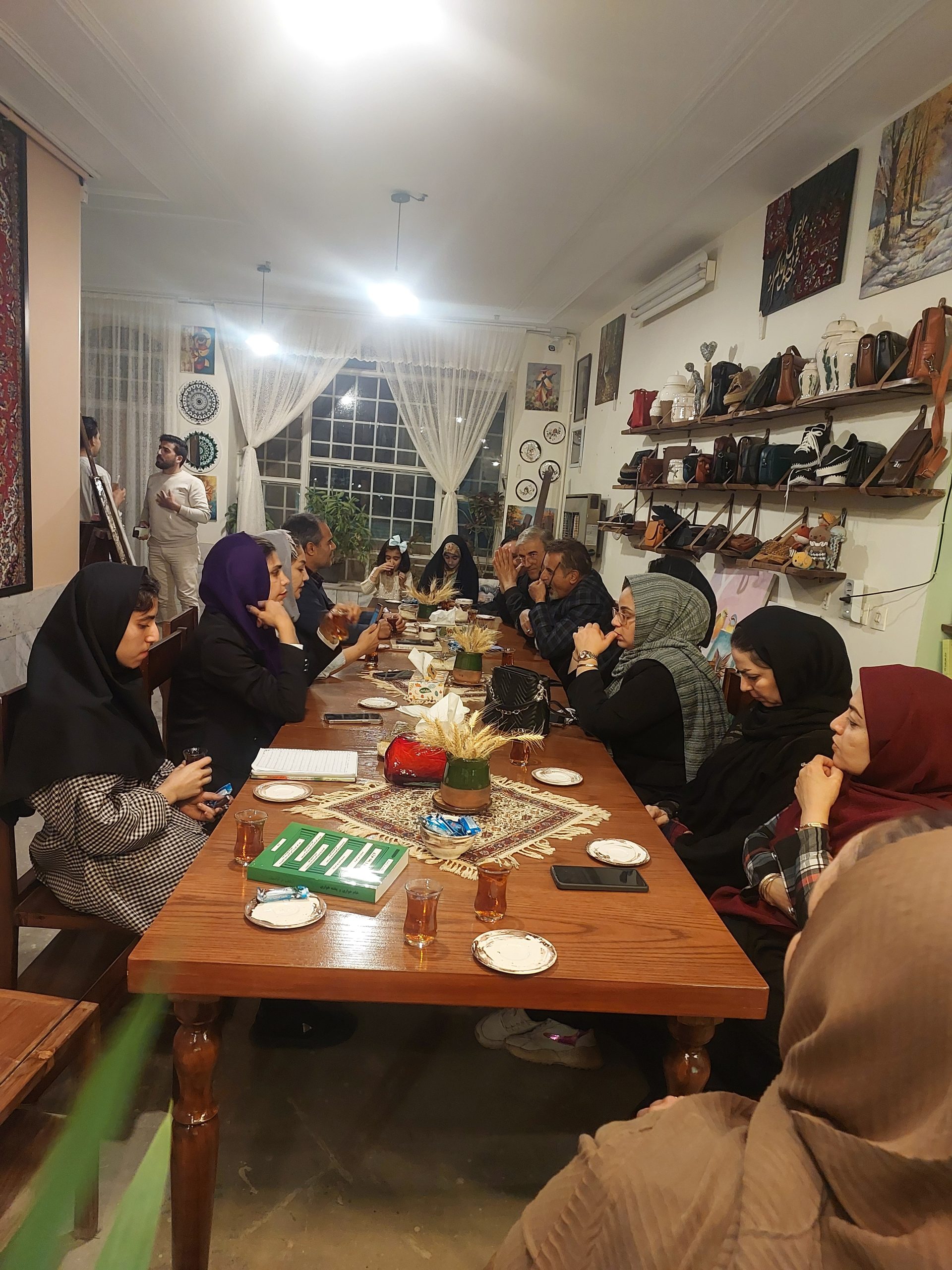 برگزاری نشست صمیمی انجمن ادبی «ظهوری ترشیزی» در کافه ایران با حضور شاعران، نویسندگان و اساتید
